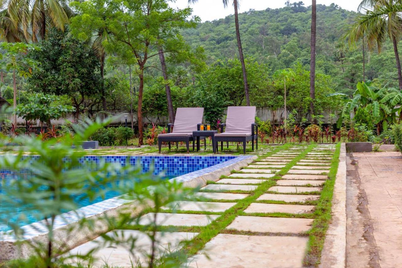 Grey Mosaics By Stayvista - Mountain-View Villa In Vasai With Pool, Spacious Lawn & Terrace - Mumbai, Mumbai